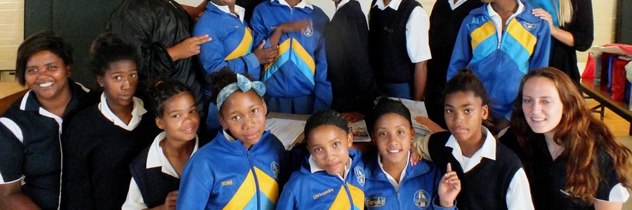  Die groep trotse dogters van Gansbaai Primêr wat hul “Female Empowerment” sertifikate ontvang het, met Mary Alexander-Scholz heel agter en haar twee assistente regs  